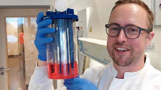 Prof. Nico Lachmann forscht an humanen Immunzellen.