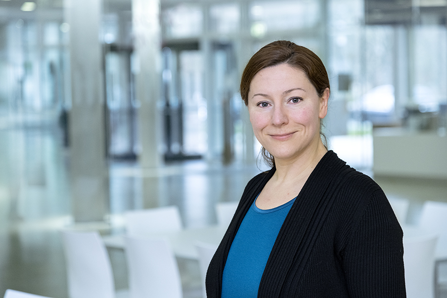 Dr. Jana Führing, ist Biochemikerin am Fraunhofer ITEM und Projektleiterin des internationalen Fraunhofer-Konsortiums iCAIR® zur Entwicklung neuer antiinfektiver Therapien. 