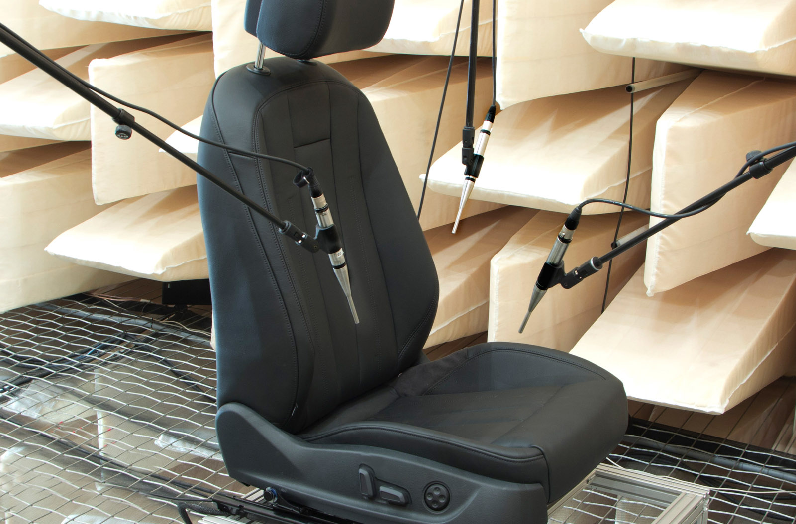 Für die End-of-Line-Prüfung von Autoteilen, wie zum Beispiel Motoren für Sitze, bietet das Fraunhofer IDMT Verfahren zur automatisierten Qualitätsanalyse mittels Luftschallmessung. 