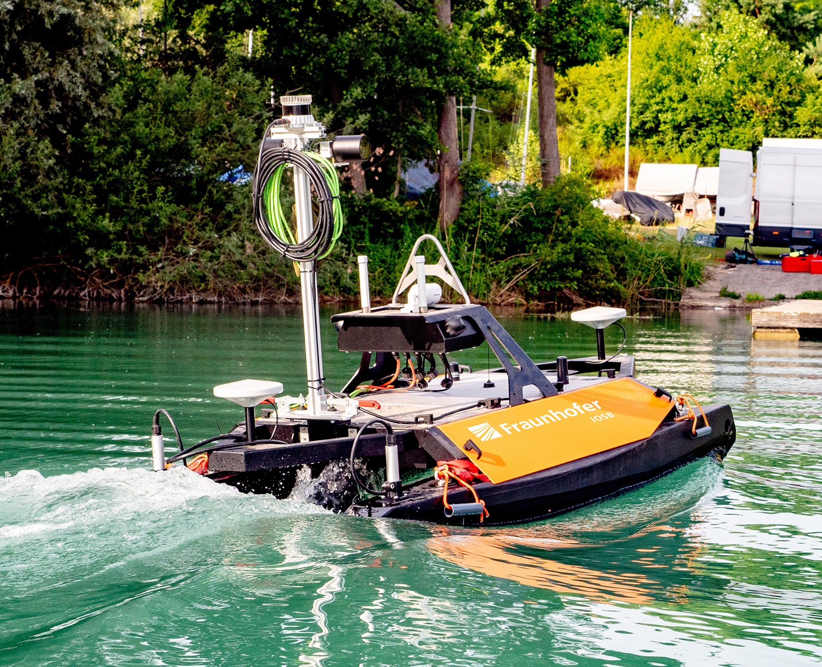 Das im Projekt TAPS mit Autonomie- fähigkeiten und Sensoren zur Über- und Unterwasserkartierung ausgestattete USV in Aktion