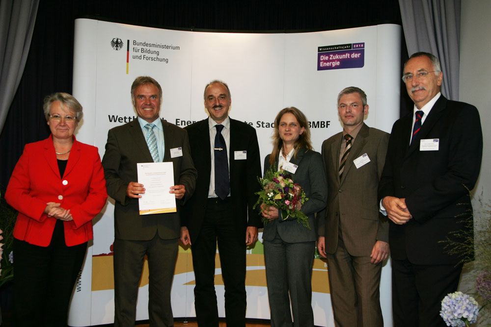 Die Preisträger des Projekts "Wolfhagen 100 % EE" des BMBF-Wettbewerbs "Energieeffiziente Stadt" mit Bundesforschungsministerin Annette Schavan (links außen).