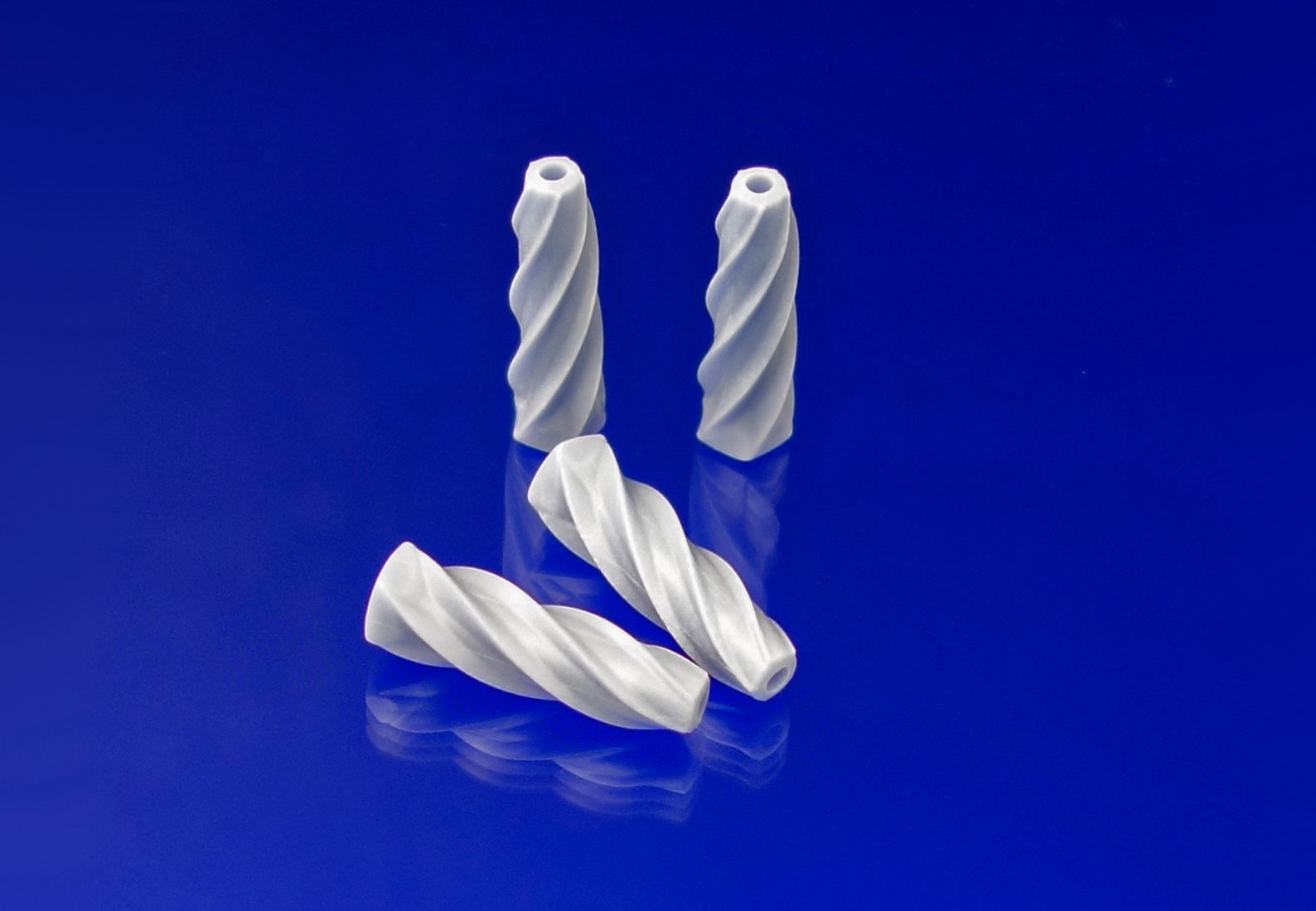 Bioceramic screw nails with a specially shaped thread can be introduced into bone with just a few rotations. 