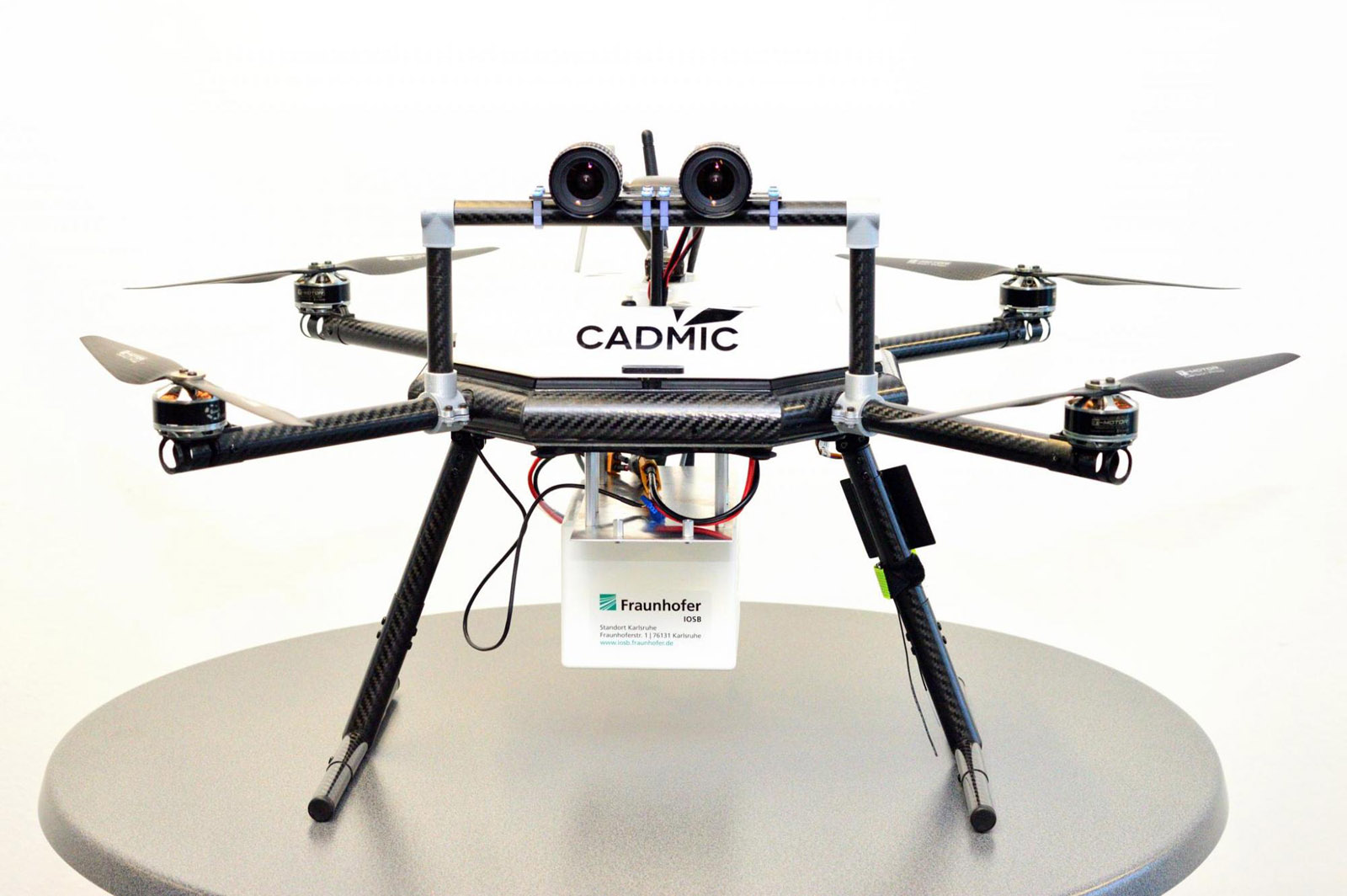Drone with stereo camera. The small white box holds the embedded system, which evaluates the slightly offset images from the two cameras in real time in order to detect obstacles.