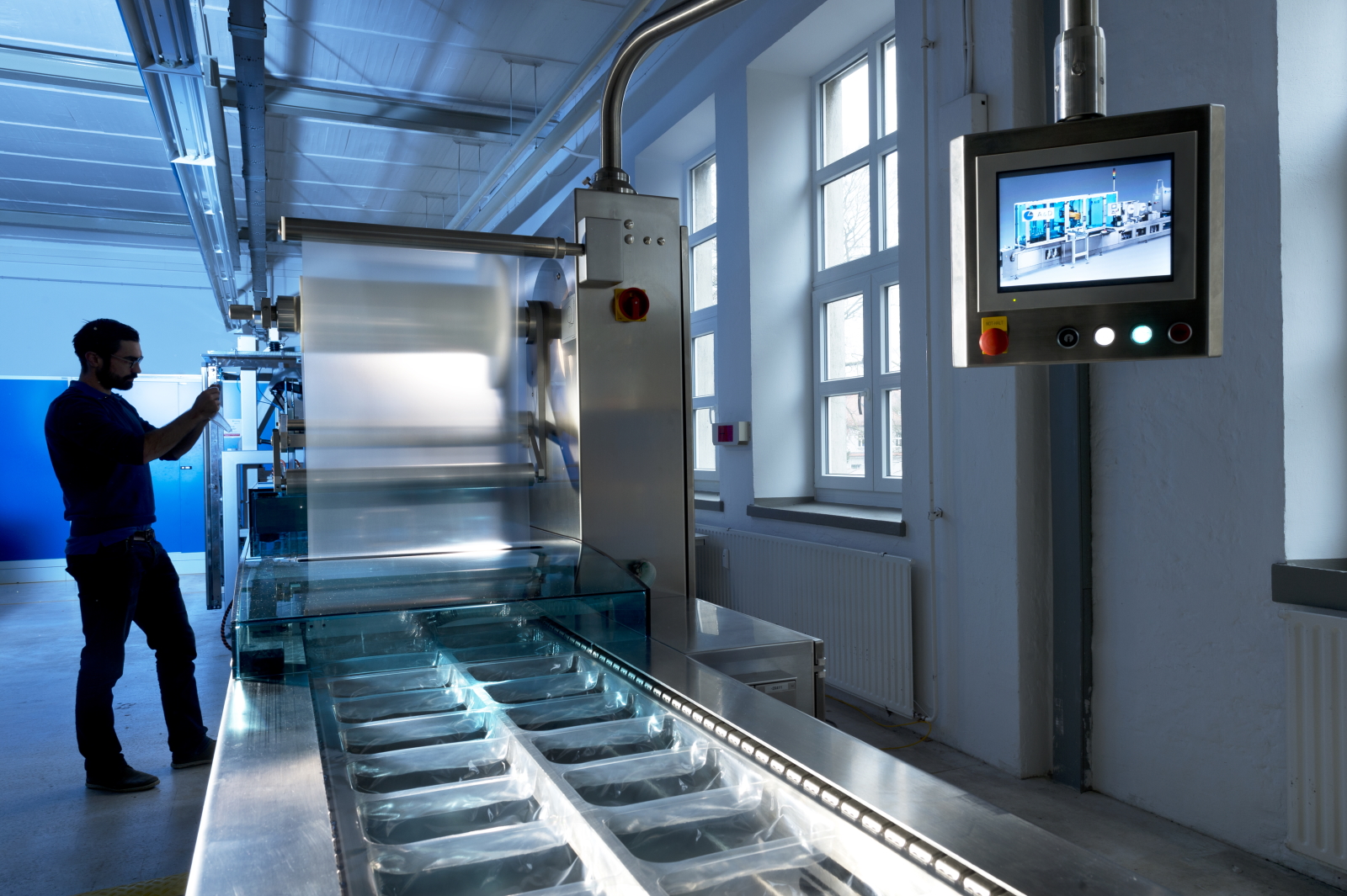 Demonstrator equipment at Fraunhofer IGCV – here  a thermopackaging machine – shows how plant and associated machinery can be operated on an energy-adaptive basis.