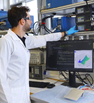 Echtzeit-Messverfahren verlängert Lebensdauer und erhöht Sicherheit von Batterien Laboraufbau zur computergestützten Echtzeit-Impedanzmessung an einer Lithium-Ionen-Batteriezelle zur Analyse des Zustands