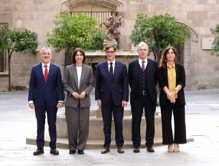 Deutsch-spanische Allianz für biomedizinische Innovation Partnerschaft für die Medizin der Zukunft (v.l.): Jaume Collboni (Bürgermeister der Stadt Barcelona), Diana Morant (spanische Ministerin für Wissenschaft, Innovation und Universitäten), Salvador Illa (katalanischer Regierungspräsident), Prof. Holger Hanselka (Präsident der Fraunhofer-Gesellschaft) und Núria Montserrat Pulido (katalanische Ministerin für Forschung und Universitäten).