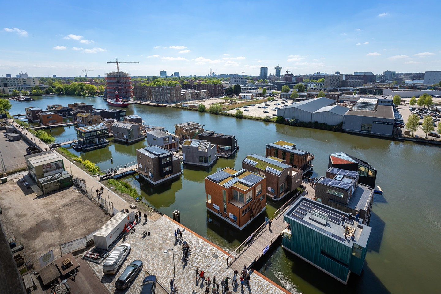 Amsterdamer Wasserhäuser aus Holz-, Glas- und Synthetikelementen