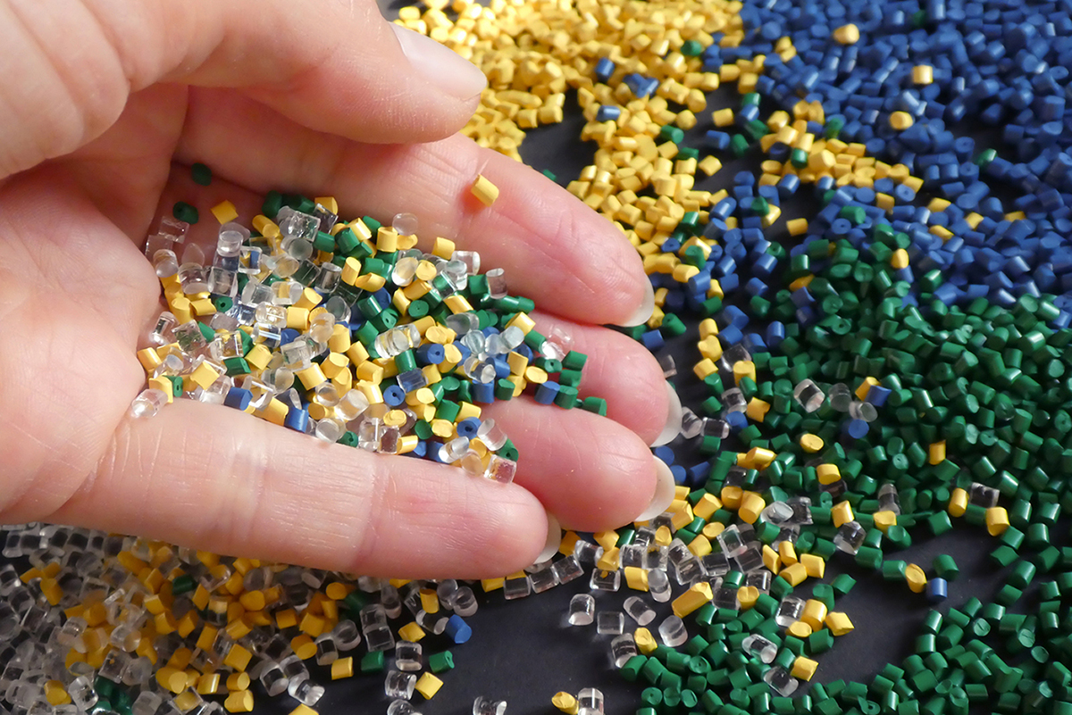 Zirkuläre Kunststoffwirtschaft: Für Kunststoffe läuft es rund Fraunhofer Cluster of Excellence Circular Plastics Economy Bunte Mischung aus Kunststoffgranulaten: Für Sortier- und Recyclingtechnologien ist ein bunter Materialmix problematisch.