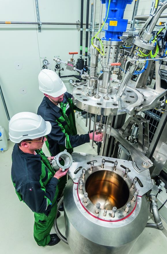 Hydrierung von Isookten und höheren Olefinen zu Kraftstoffadditiven.