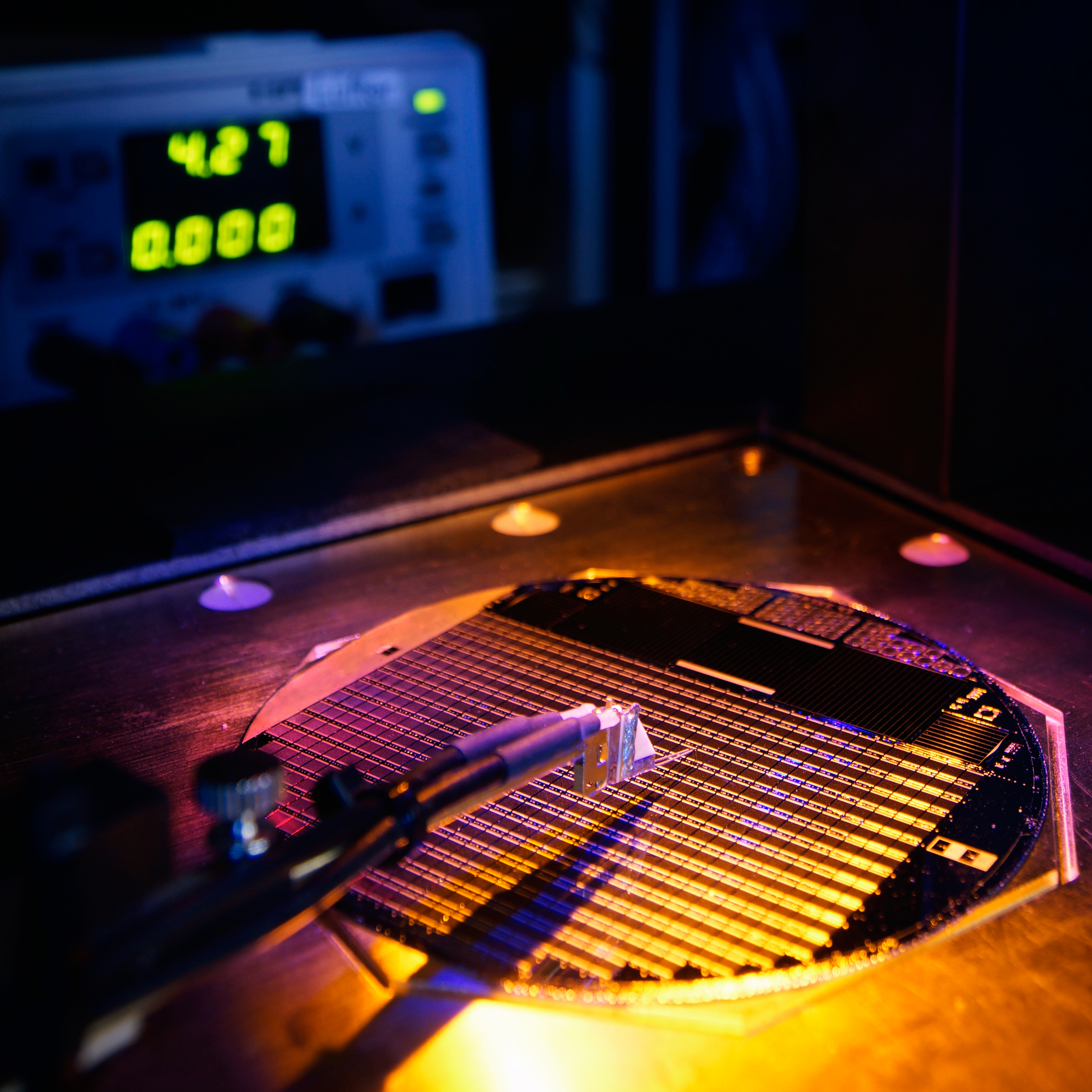 Weltrekord für die Wandlung von Sonnenlicht in elektrische Energie, eine Mehrfachsolarzelle auf Basis von III-V-Halbleitern, Wirkungsgrad 46,1 Prozent. 