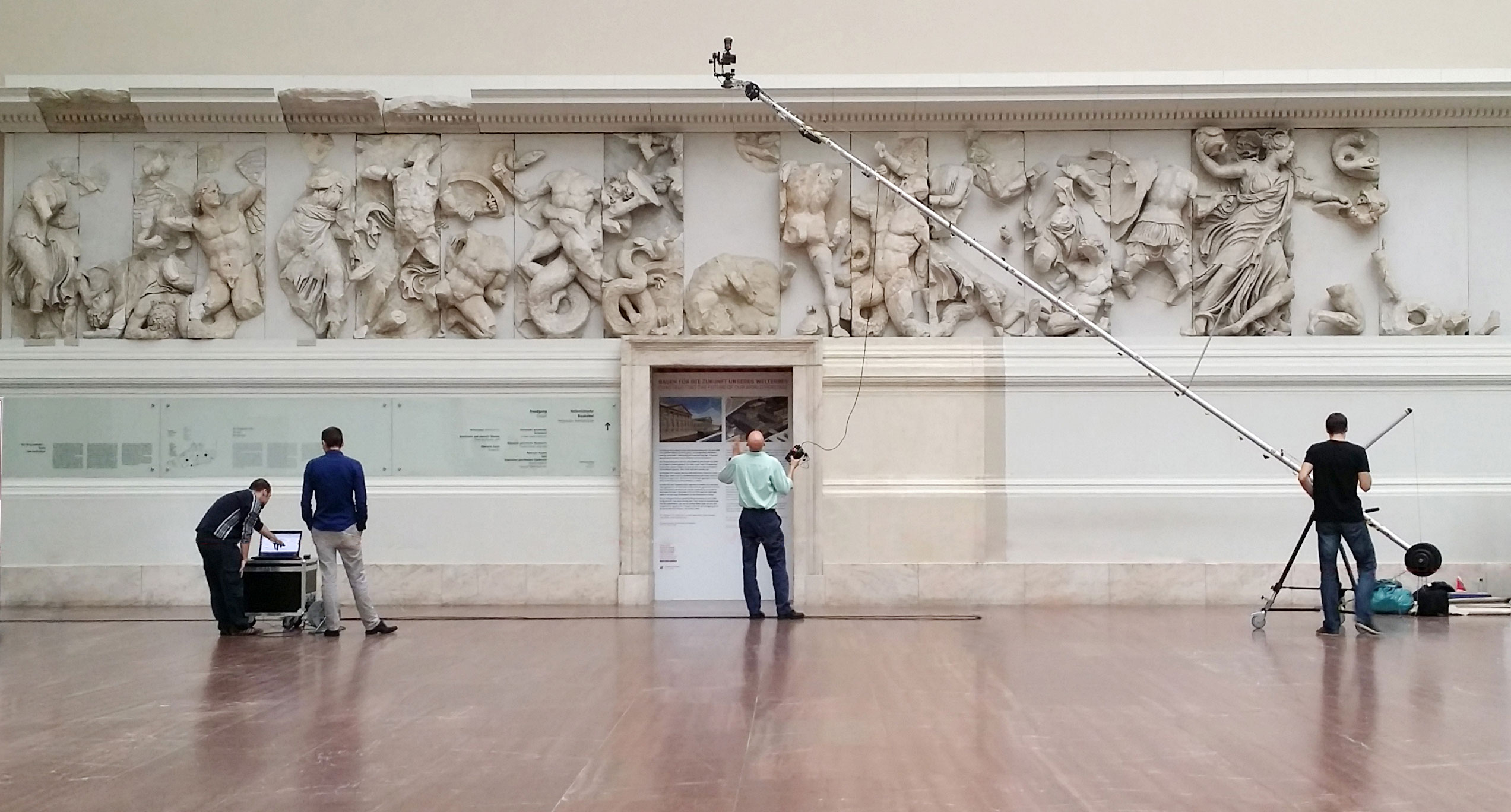 Forscher erfassen den Fries des Pergamonaltars mit einem Laserscanner.