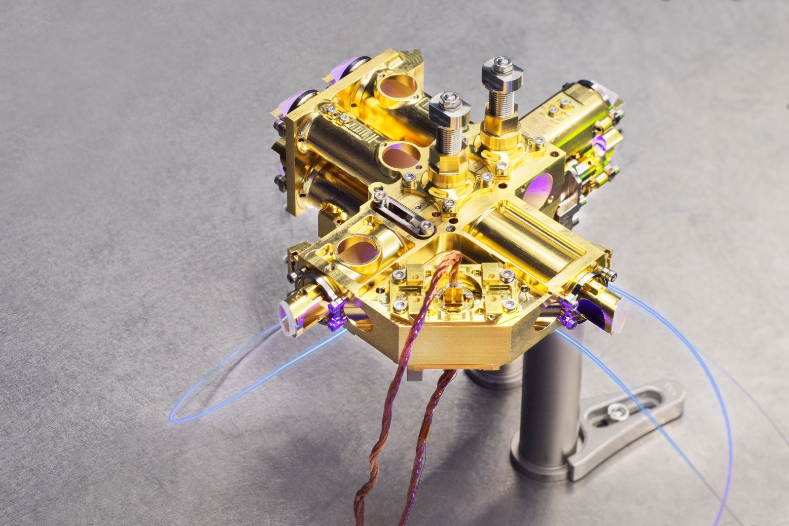 Die Quantenquelle vom Fraunhofer IOF erzeugt verschränkte Lichtquanten und sendet sie von einem Satelliten auf die Erde. Dort dienen sie der sicheren Schlüsselverteilung bei der Verschlüsselung von Daten.