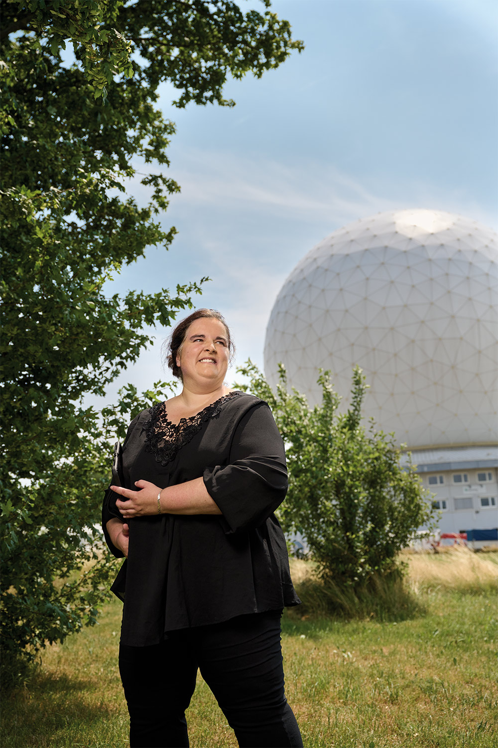 Dr. Nadya Ben Bekhti-Winkel von der Fraunhofer- Allianz AVIATION & SPACE besucht das Radom des Fraunhofer FHR in Wachtberg, das TIRA beherbergt.