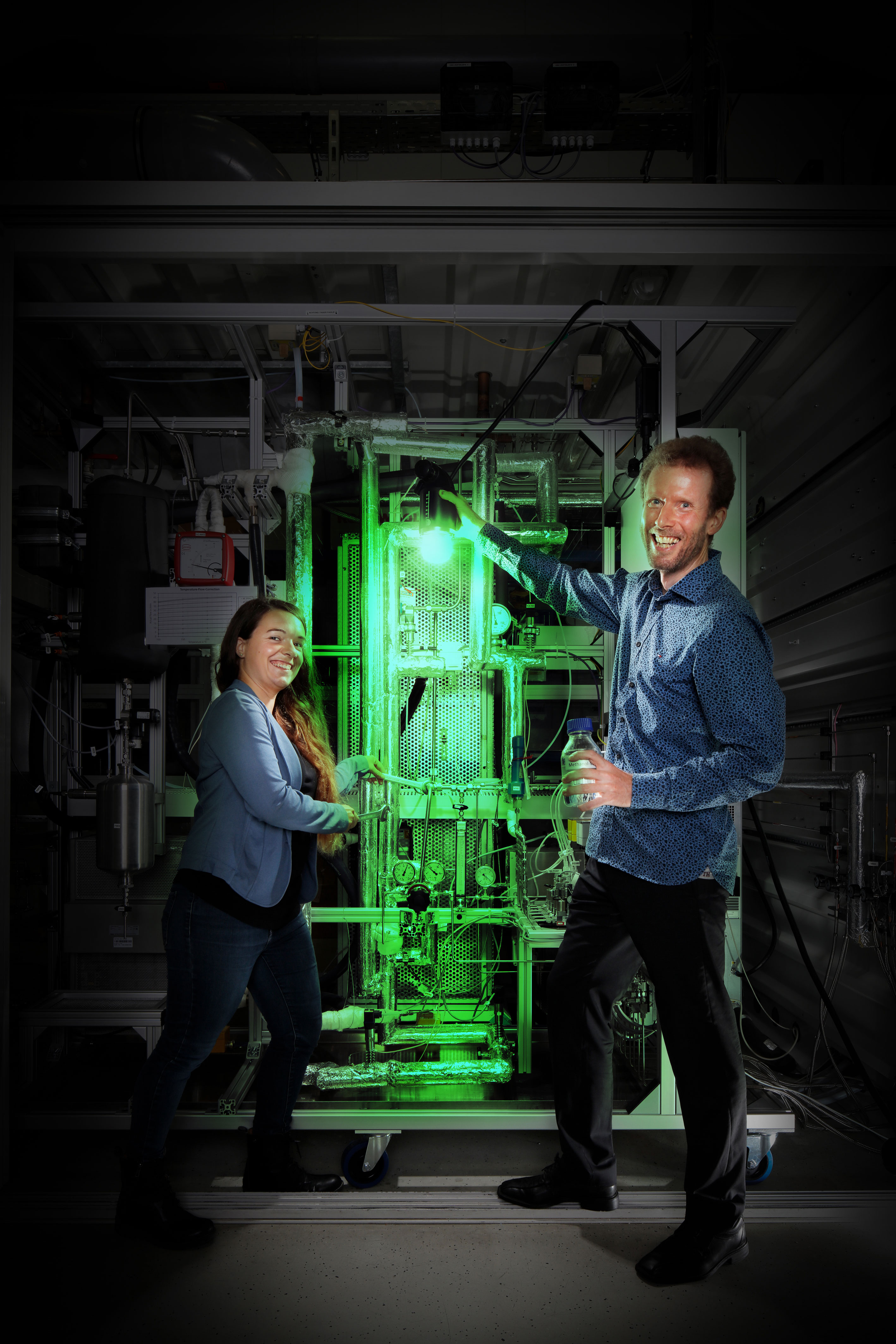 Katharina Pautsch und Dr. Achim Schaadt vom Fraunhofer ISE konstruieren unter anderem die Umwandlung erneu-sogenannte Miniplants für die Umwandlung erneuerbarer Energie in flüssige Kraftstoffe und Chemikalien wie Methanol oder Oxymethylenether.
