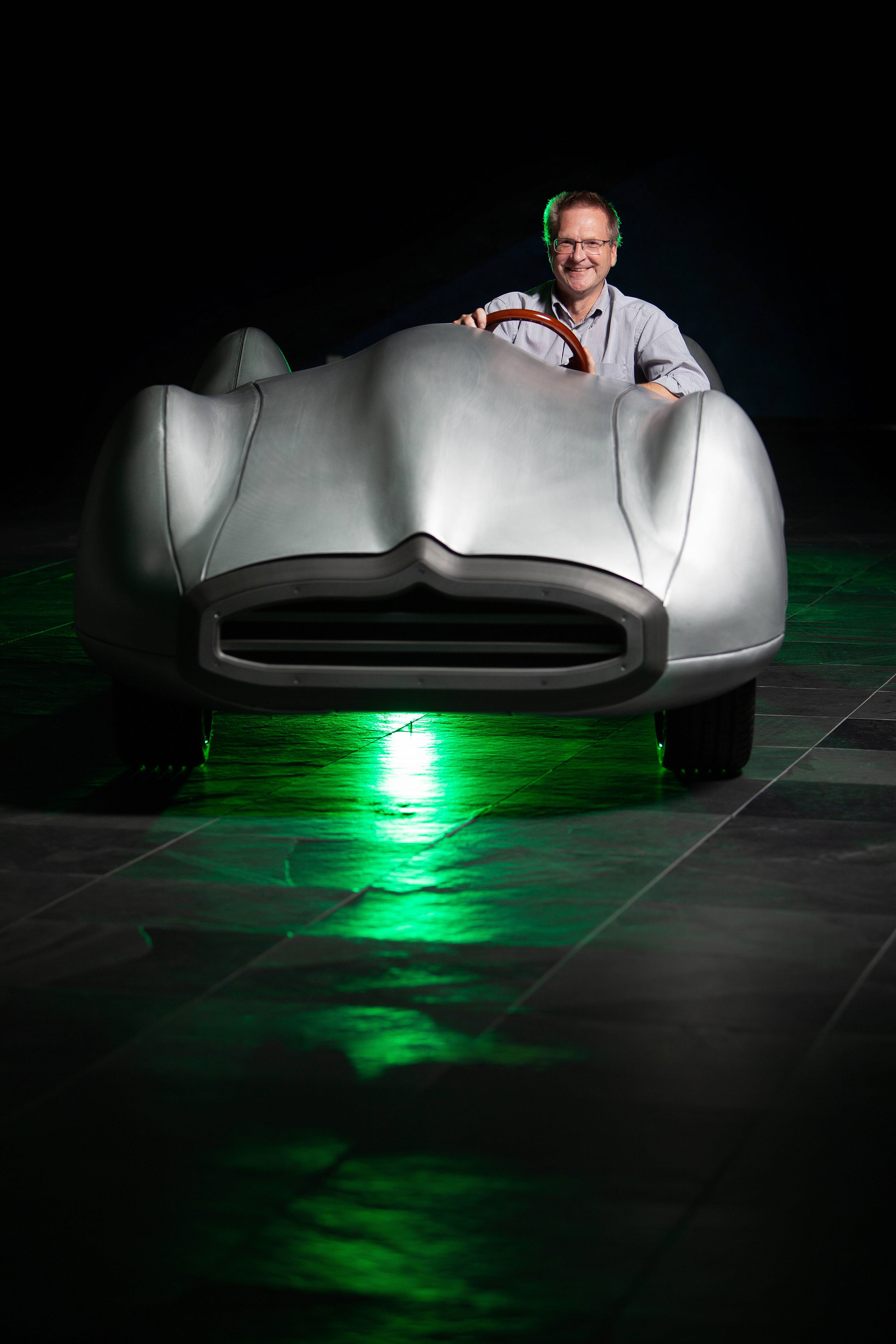 Sören Scheffler vom Fraunhofer IWU in seiner Silberhummel®: Das Auto basiert auf Konzeptzeichnungen zu einem nie realisierten Rennauto. Es ist mit Brennstoffzellentechnik ausgerüstet.