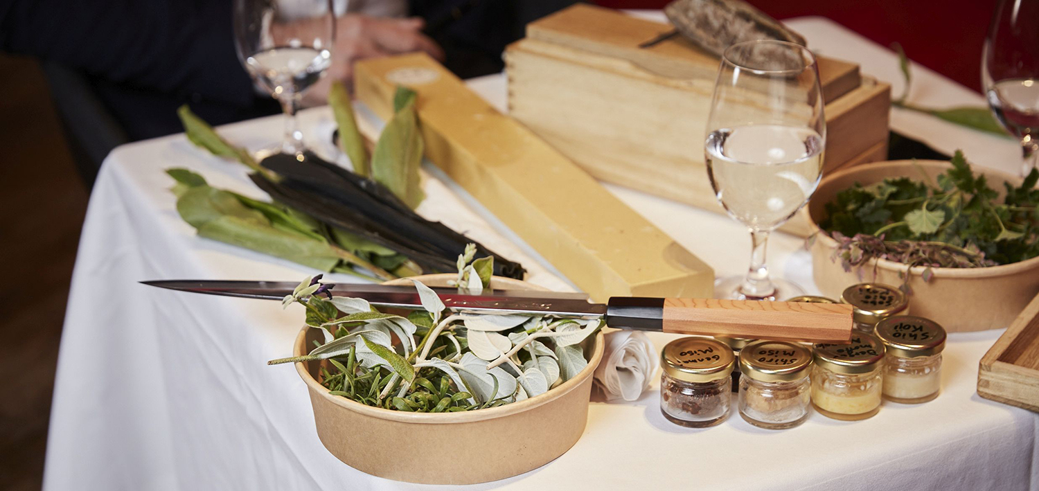 Tisch der Kostbarkeiten: Aroma-Beispiele, die Meisterkoch Nakamura fürs Riechen und Schmecken besonders wichtig sind.