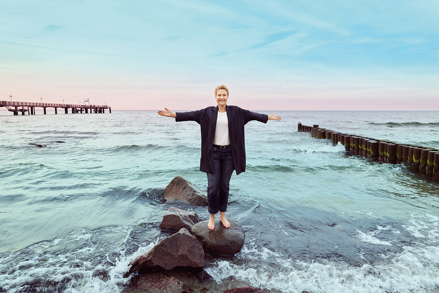 Manuela Schwesig, Ministerpräsidentin von Mecklenburg-Vorpommern, am Strand in Kühlungsborn an der Ostsee.
