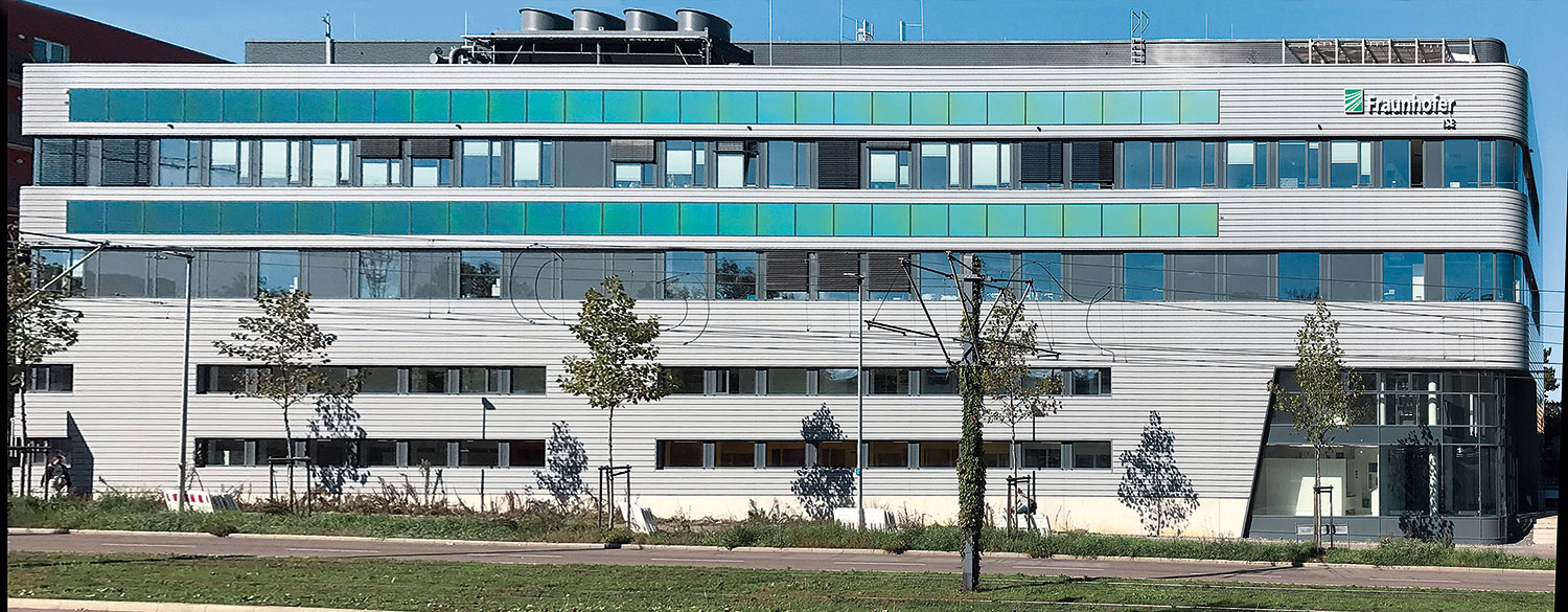Grüne PV-Module an der Gebäudefassade des Fraunhofer ISE in Freiburg.
