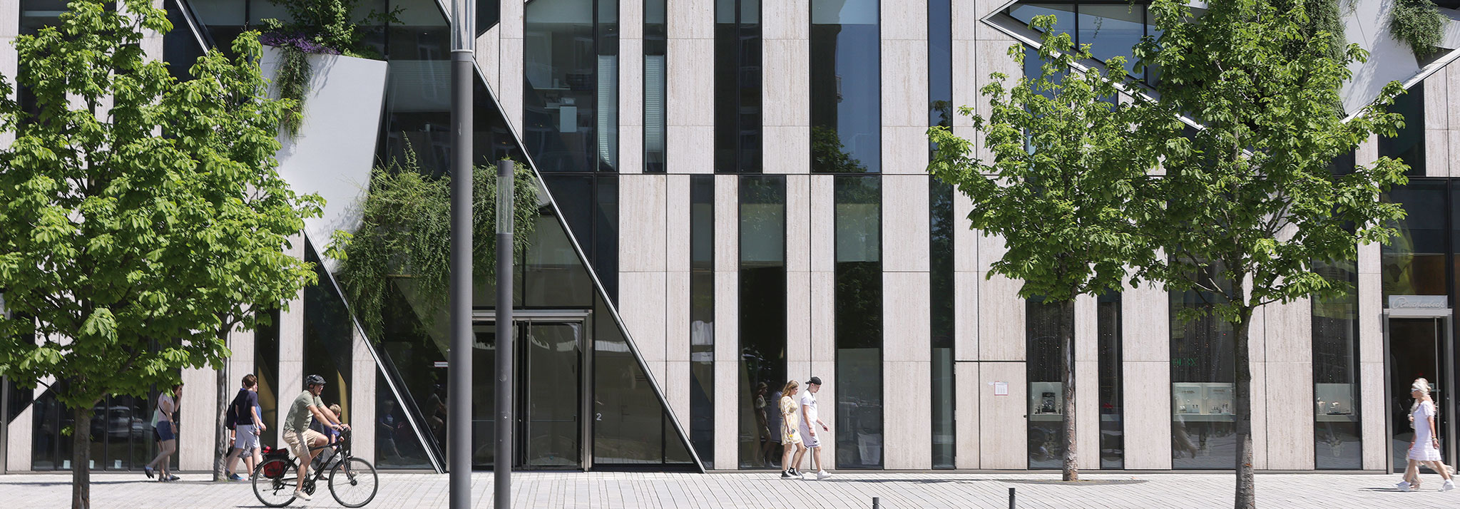 Moderne Gebäudefassade aus Stein und Glas des Kö-Bogen in Düsseldorf.