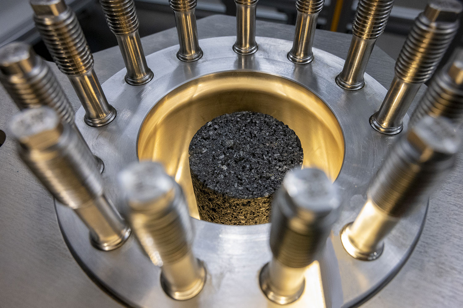 Poröse Gesteinsprobe eingebracht in den H2-Autoklaven des Fraunhofer IEG