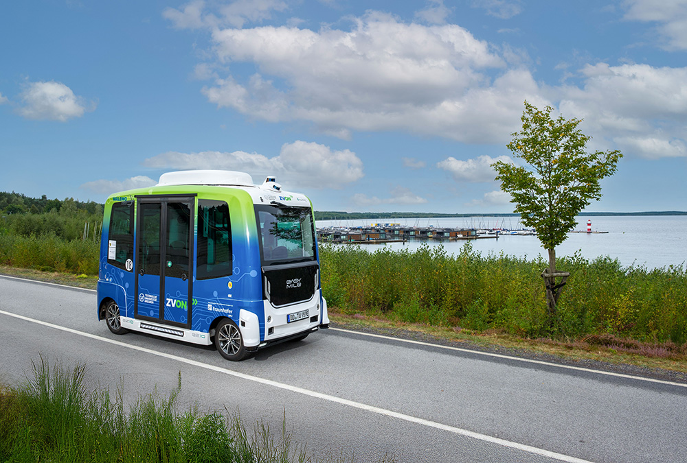 Autonom fahrender Bus kombiniert Wasserstoff, Batterie und Ethanol für umweltfreundliche und effiziente Mobilität.