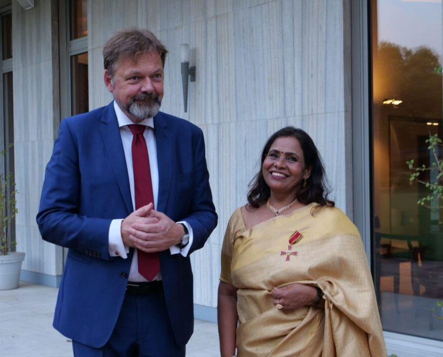 Bundesverdienstkreuz Anandi Iyer Deutscher Botschafter in Indien Philipp Ackermann und die Direktorin des Fraunhofer-Büros in Indien Anandi Iyer.