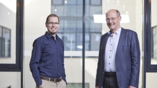 Die Gewinner des Joseph-von-Fraunhofer-Preises 2022 für ihre neue Präzisionsmessmethode mit extremer Geschwindigkeit und hoher Robustheit: Dr. Alexander Blättermann (links) und Dr. Albrecht Brandenburg.