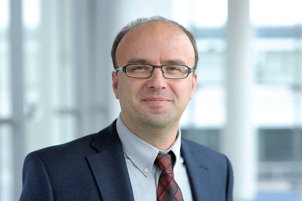 Steffen Meyer ist Head of Cooperative Systems and Locating Group am Fraunhofer-Institut für Integrierte Schaltungen IIS. Bei den Beratungsgesprächen zur Entwicklung der Corona-Warn-App ist er regelmäßig mit dabei und Ansprechpartner Nummer eins für SAP und Telekom bei allen technischen Fragen wie zum Beispiel der Bluetooth-Low-Energy-Technologie.