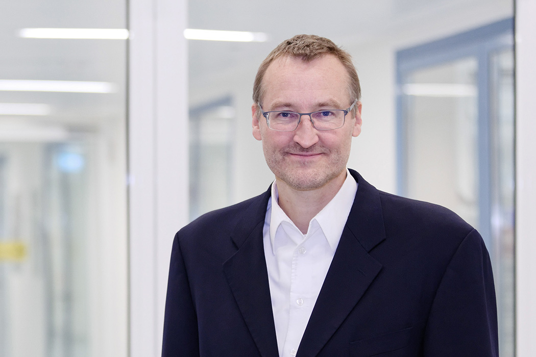Erik Jung ist Diplom-Physiker und Geschäftsfeldentwickler am Fraunhofer-Institut für Zuverlässigkeit und Mikrointegration IZM. Gemeinsam mit der Firma Bosch entwickelt er im Rahmen eines EU-Projektes einen Corona-Schnelltest. 