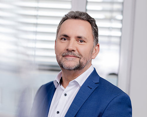 Jens Tübke Prof. Dr. rer. nat. Jens Tübke, geschäftsführender Leiter der Fraunhofer-Einrichtung Forschungsferti-gung Batteriezelle FFB.