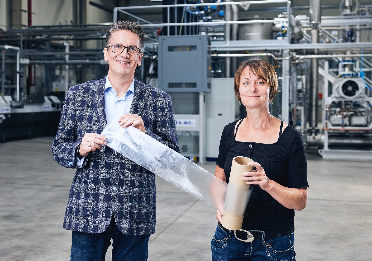 Dr. Gerald Hauf, Geschäftsführer der Polymer-Gruppe und Dr. Antje Lieske, Leiterin der Abteilung »Polymersynthese« am Fraunhofer IAP eröffnen mit innovativen PLA-Copolymeren neue Anwendungsfelder für Biokunststoffe.