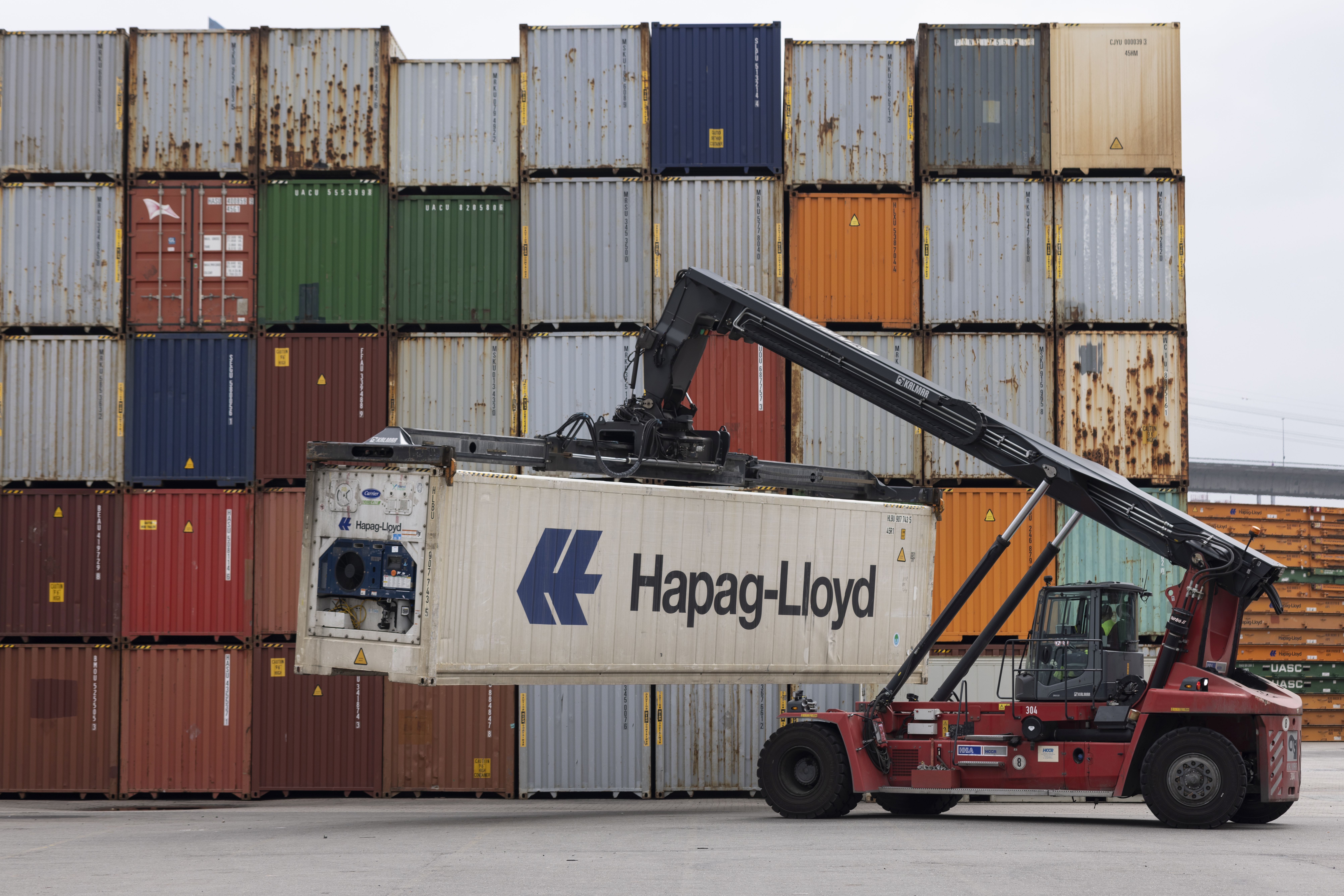 Effizienteres Leercontainer-Handling in der maritimen Logistik Schiffscontainer sind entscheidend für das Funktionieren internationaler Lieferketten und den Welthandel.