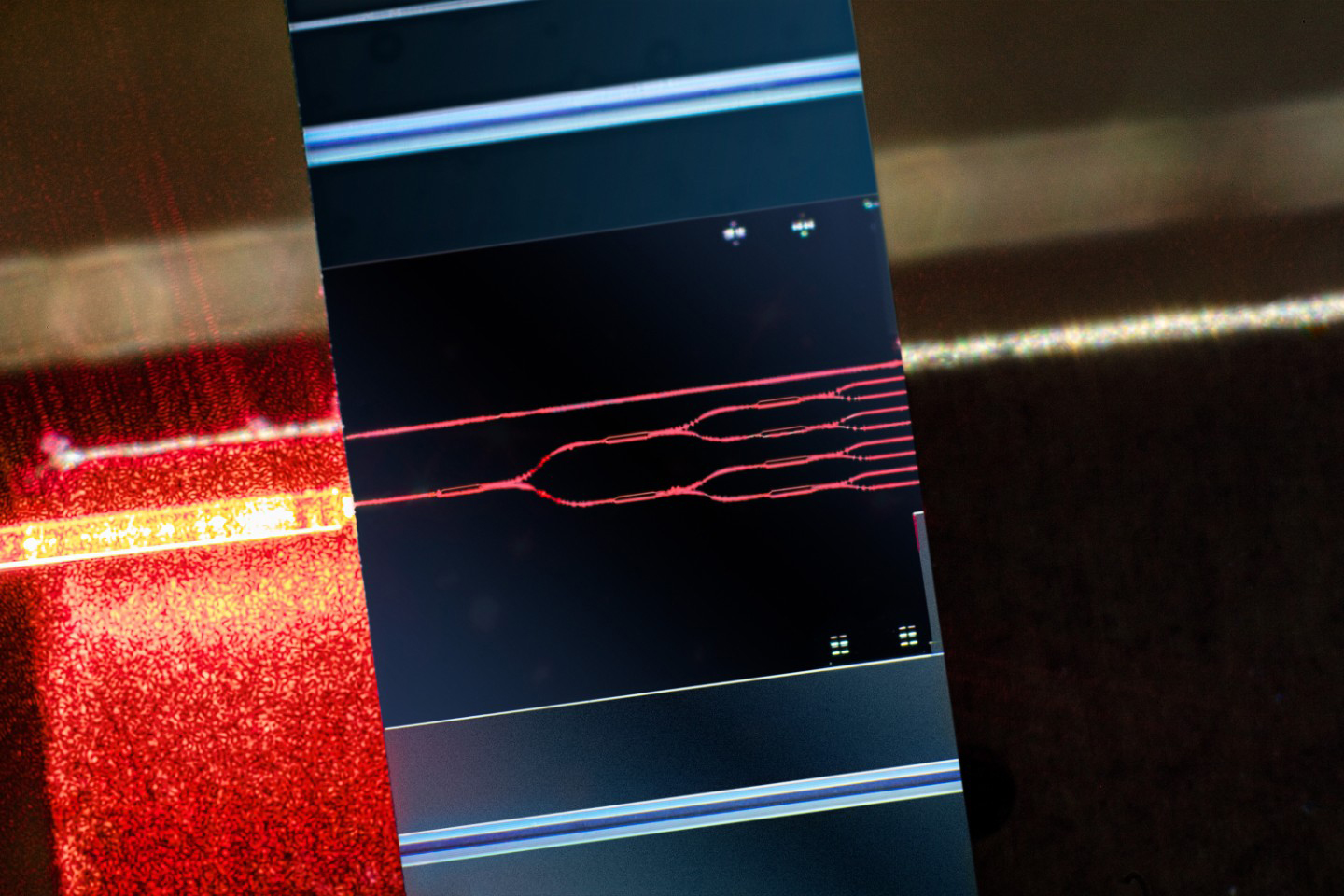 Elektronik soll vertrauenswürdiger werden – etwa durch lichtbasierte Datenübertragung und -berechnung. Die Schaltung repräsentiert das Design und die Herstellung in Silizium-Stickstoff-Technologie.