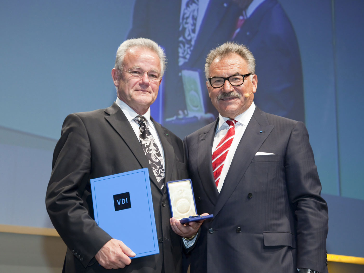pi51_g_Höchste Auszeichnung des VDI für Professor Hans-Jörg Bullinger Bild: Auszeichnung