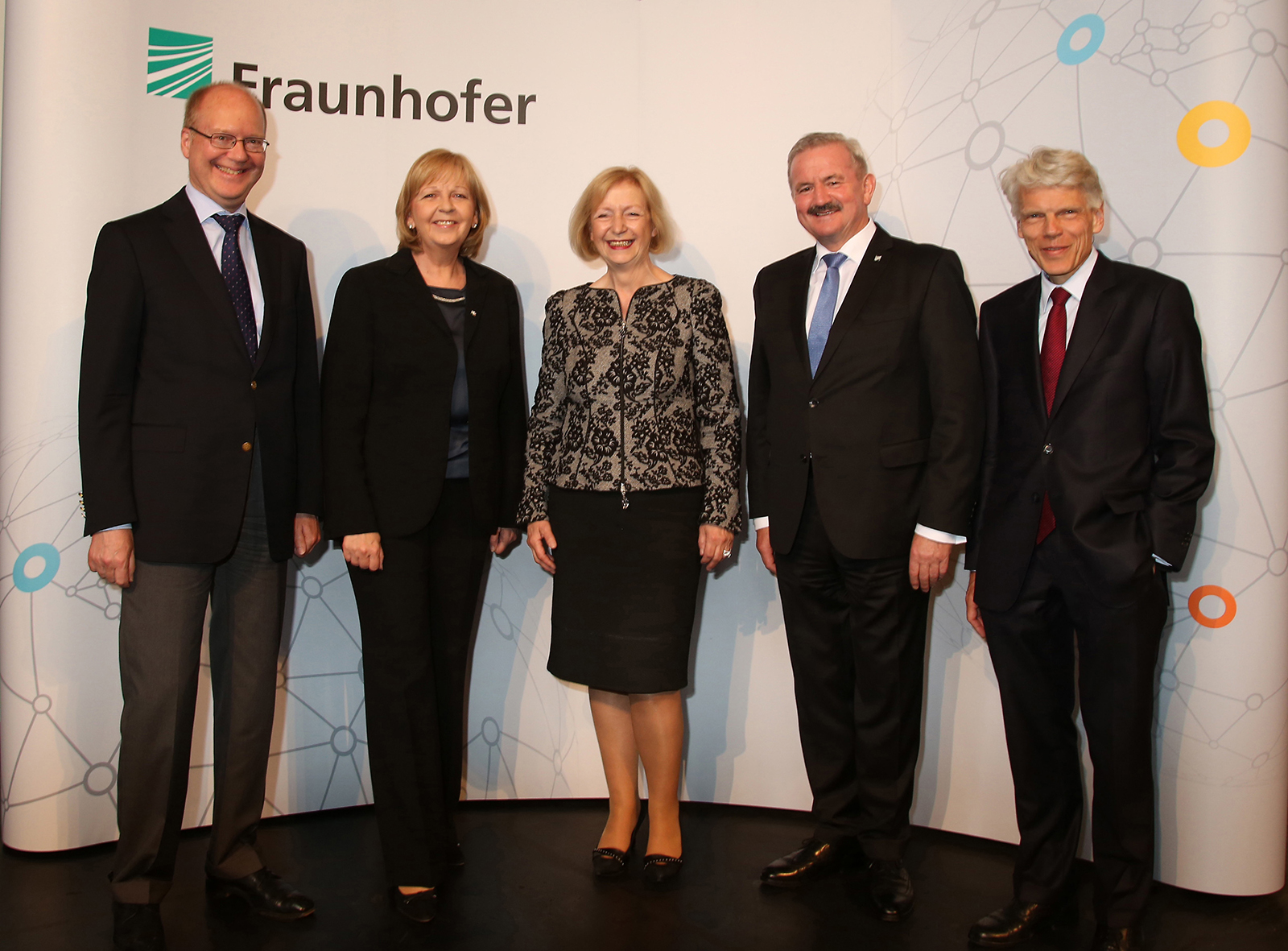 Zur Jahrestagung der Fraunhofer-Gesellschaft kamen 700 geladene Gäste, darunter (v.l.n.r.): Fraunhofer-Senatsvorsitzender Prof. Jörg Fuhrmann, Ministerpräsidentin Hannelore Kraft, Bundesministerin für Forschung und Bildung Prof. Johanna Wanka, Fraunhofer-Präsident Prof. Reimund Neugebauer und Prof. Andreas Barner, Präsident des Stifterverbandes für die Deutsche Wissenschaft.