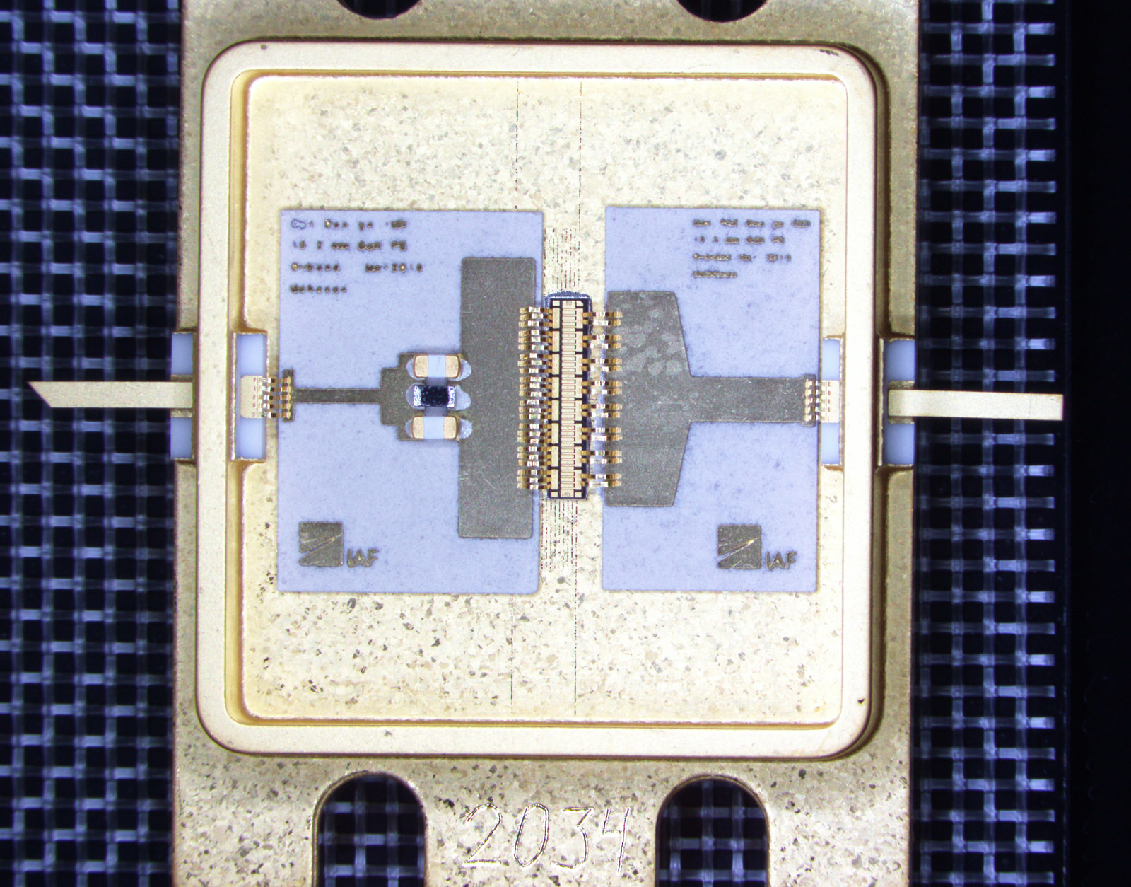 Der acht Quadratmillimeter große Leistungsverstärker des Fraunhofer IAF funkt auf einer Frequenz von 5,8 Gigahertz. Die Bänder werden für den neuen Mobilfunkstandard 5G benötigt. Wichtiger Bestandteil des Mikrochips sind die mittig angebrachten Strukturen des Halbleiters Galliumnitrid (GaN).