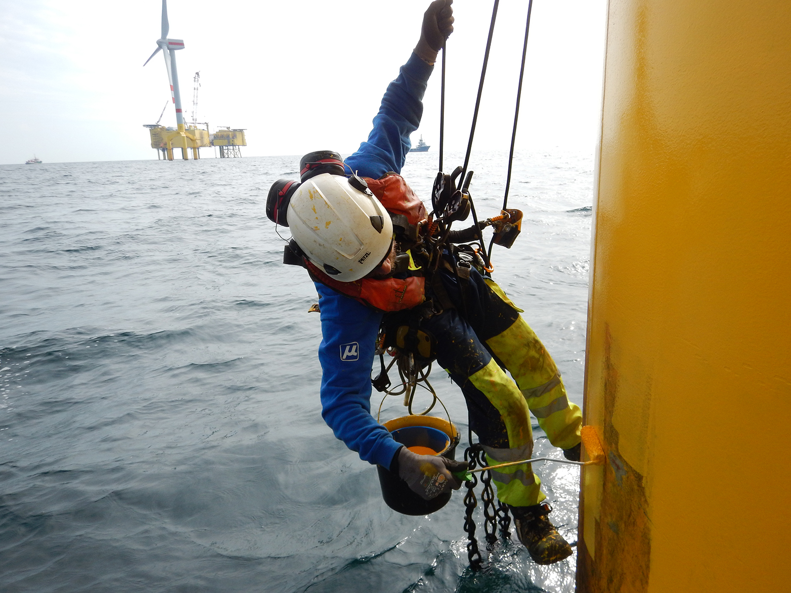 Reparaturmaßnahmen an Offshore-Windkraftanlagen.