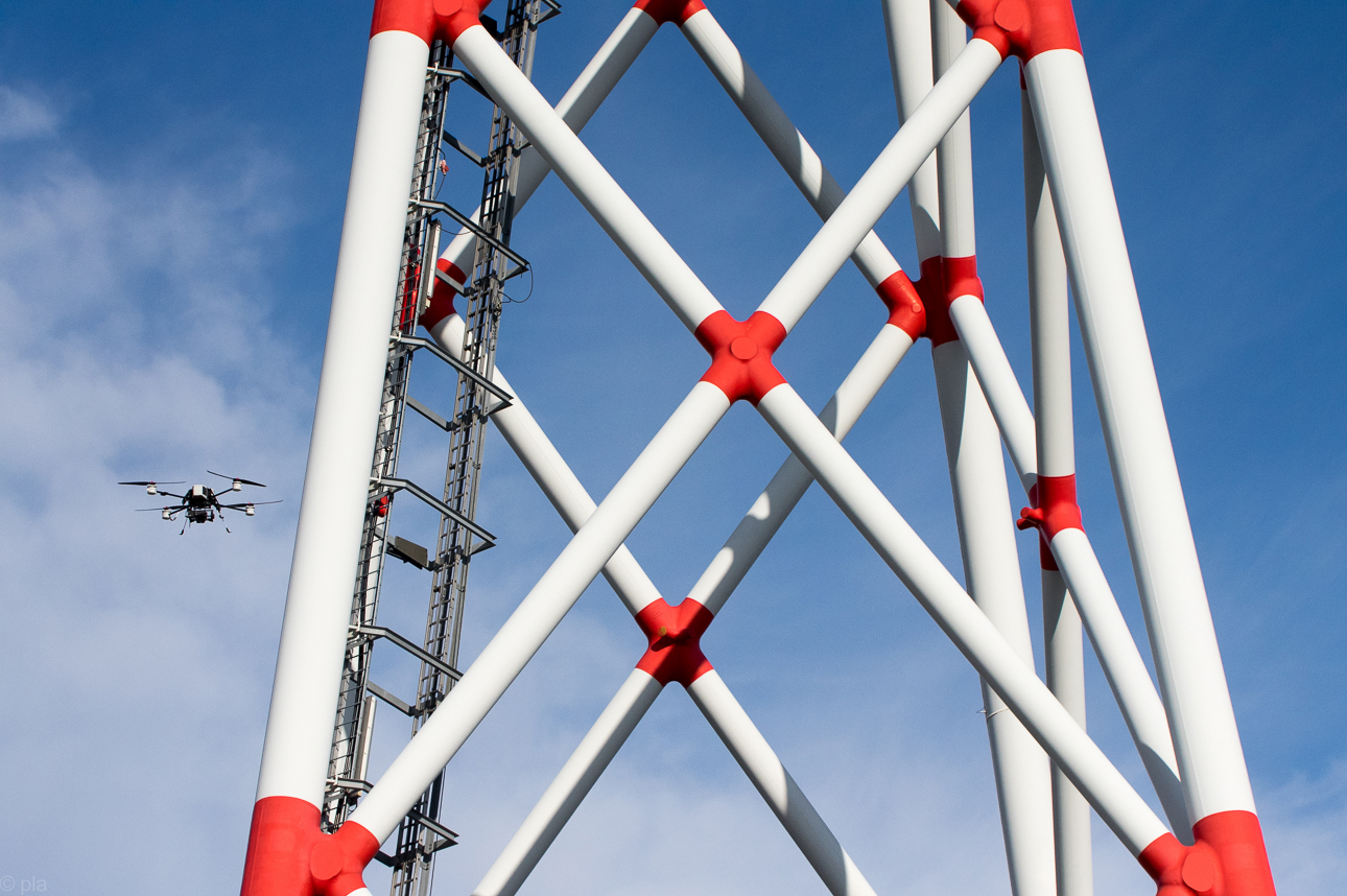 Einsatz einer Drohne zur Inspektion von Offshore-Windkraftanlagen.