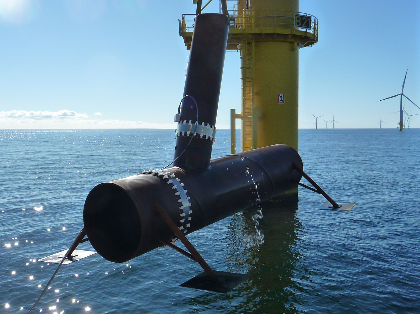 Für Praxistests in der Ostsee haben Forscher einen Proberohrknoten mit zwei Demonstratoren der Sensormanschette ausgerüstet.