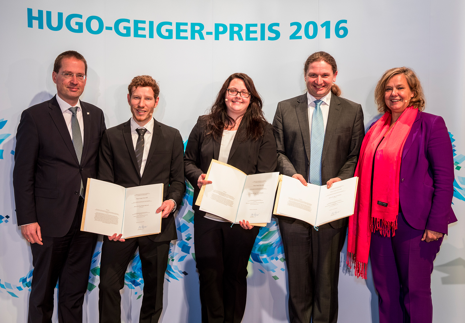 Prof. Georg Rosenfeld, Vorstand der Fraunhofer-Gesellschaft für den Bereich Technologiemarketing und Geschäftsmodelle, Dr. Jürgen Bernard, Fraunhofer IGD (3. Preis), Frau Dr. Carolin Pannek, Fraunhofer IPM (2. Preis), Dr. Gerd Kilian, Fraunhofer IIS (1. Preis), und Frau Dr. Ulrike Wolf, Ministerialdirigentin für Energiepolitik und Energieinfrastruktur des Bayerischen Staatsministeriums für Wirtschaft und Medien, Energie und Technologie (v.l.n.r.).