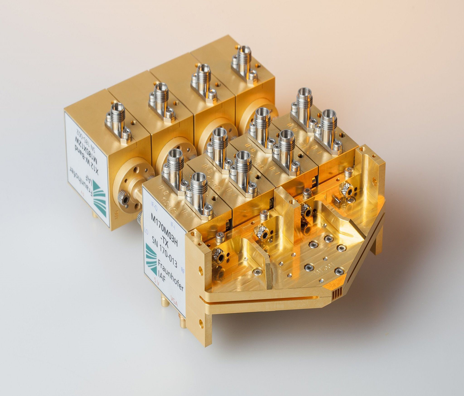 Das Fraunhofer IAF fokussiert sich im Projekt TERRANOVA auf die Integration von Funkmodulen auf Chipebene. Im Bild zu sehen ist ein Funktionsprototyp eines 300 GHz Mehrkanal-Funksystems zur weiteren Integration als System-on-Chip.