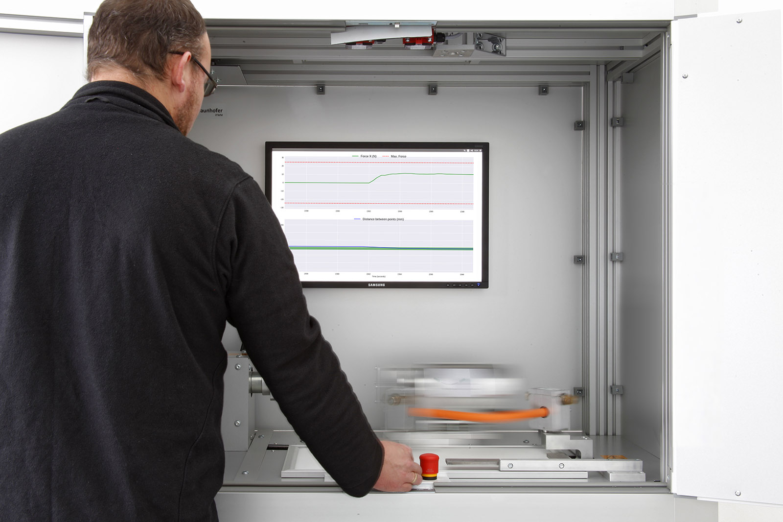 Die Messung läuft automatisch – der Mitarbeiter muss das Kabel lediglich einspannen und »Start« drücken. 