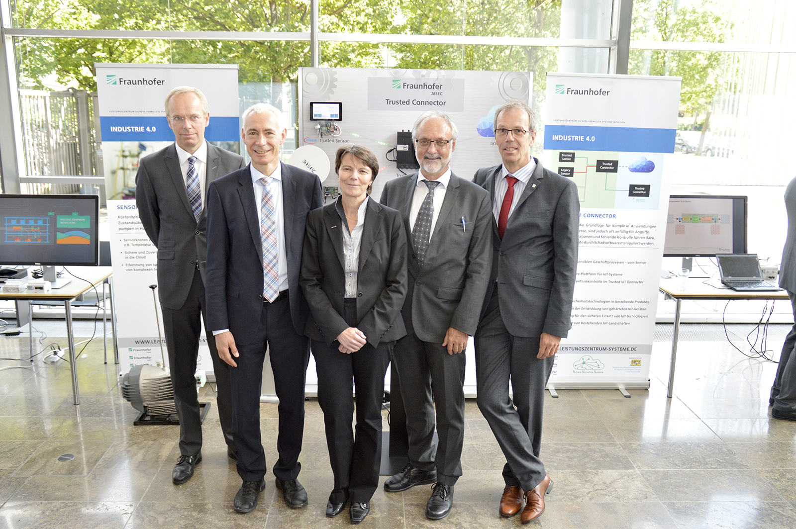 MR Dr. Stefan Wimbauer, Prof. Dr. Christoph Kutter, Prof. Dr. Claudia Eckert, Prof. Dr. Rudi Knorr und Prof. Dr. Georg Sigl präsentierten das neue Leistungszentrum (von li. nach re.).