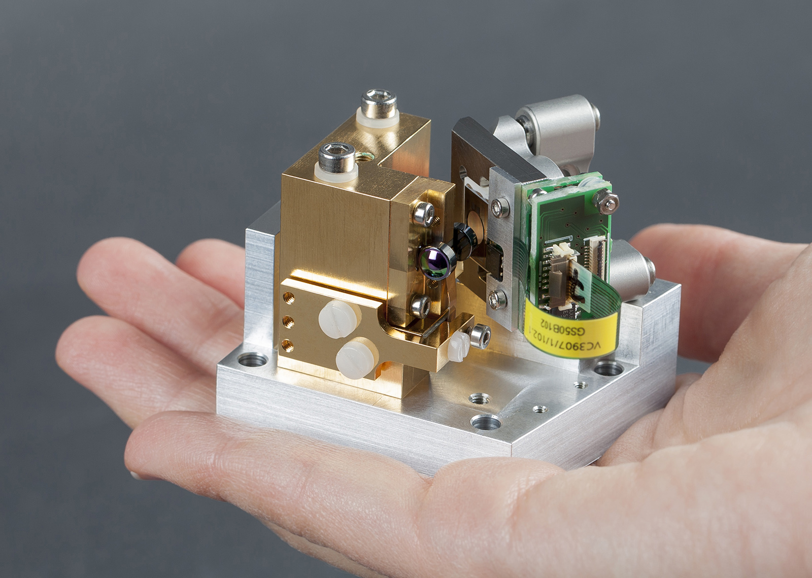 Demonstrator der miniaturisierten Laserquelle bestehend aus Quantenkaskadenlaserchip und MOEMS Gitterscanner.