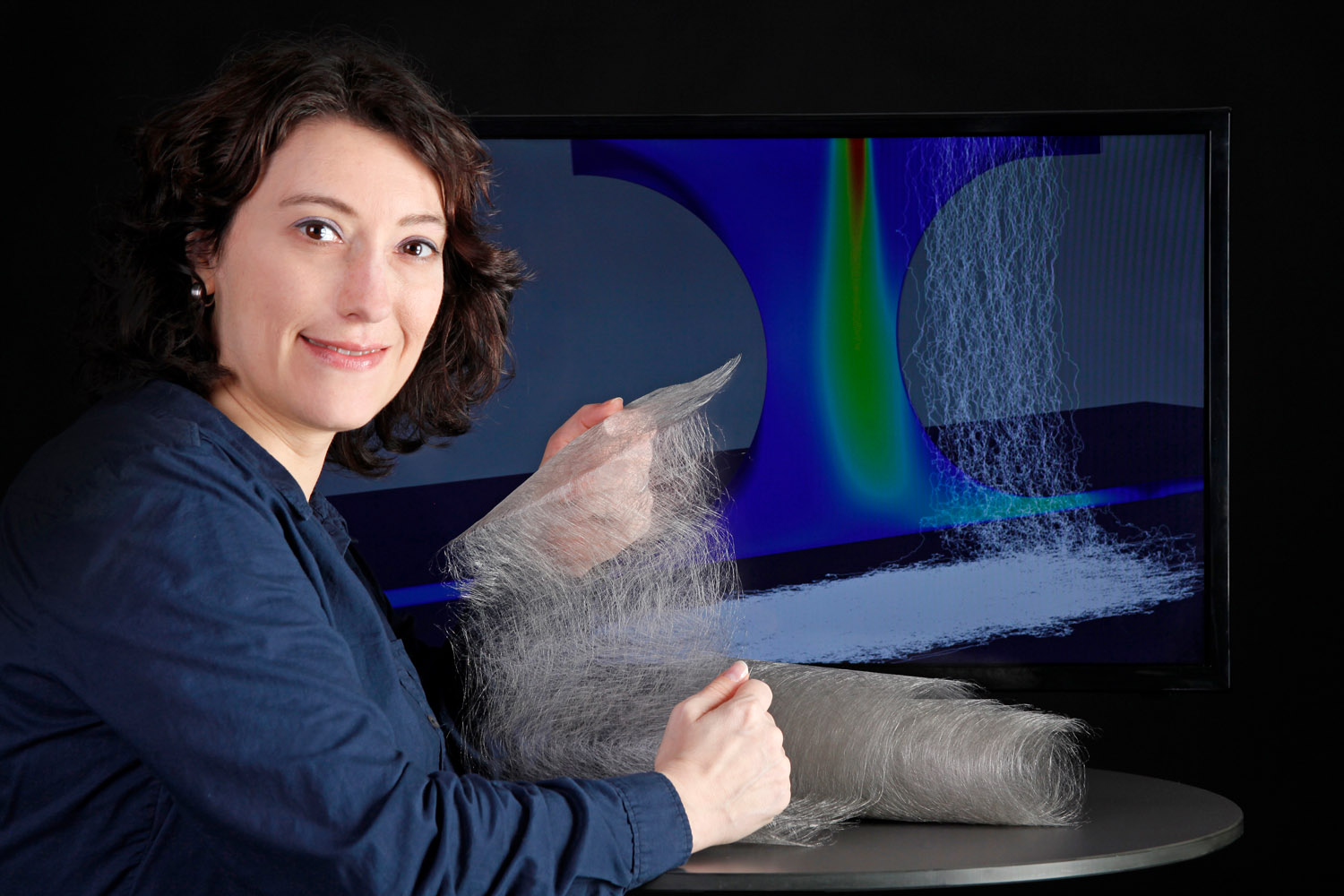 Hightechmaterial Vlies: Projektleiterin Dr. Simone Gramsch hat mit ihrem Team das Simulationstool FIDYST entwickelt. Die Simulation der Faserbewegungen in Luftströmungen optimiert die Produktion von Vliesstoffen.