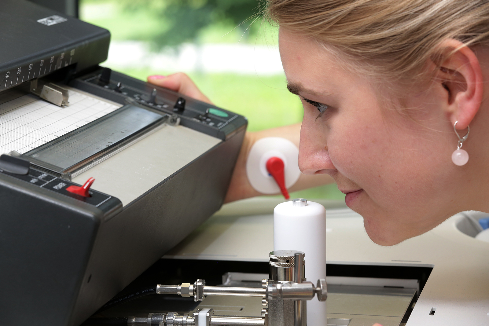 Den Freisinger Forschern stehen zahlreiche Analysegeräte wie die Gaschromatographie zur Verfügung, um die Verursacher von störenden Gerüchen in Acrylklebstoffen aufzuspüren. 