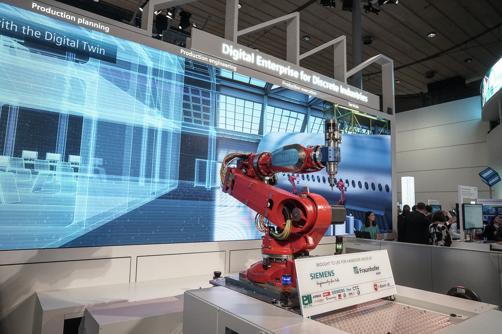 Ausgezeichnet mit dem ROBOTICS-AWARD 2018: Siemens und Fraunhofer präsentieren ihren mobilen Roboter auf der Hannover Messe.