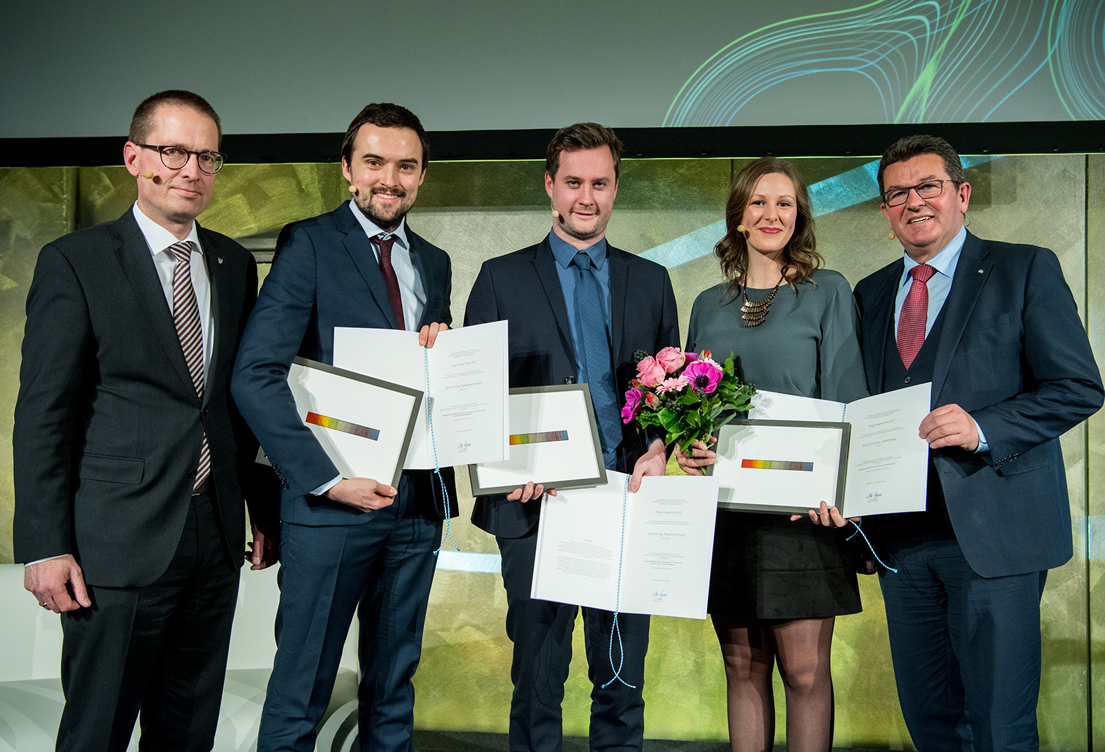 Prof. Georg Rosenfeld, Vorstand der Fraunhofer-Gesellschaft für den Bereich Technologiemarketing und Geschäftsmodelle, Dr.-Ing. Maximilian Rumler (3. Preis), Dr.-Ing. Siegfried Rasthofer (2. Preis), Dr. Astrid Bingel (1. Preis) und Franz Josef Pschierer, Staatssekretär im Bayerischen Staatsministerium für Wirtschaft und Medien, Energie und Technologie (v.l.n.r.). 