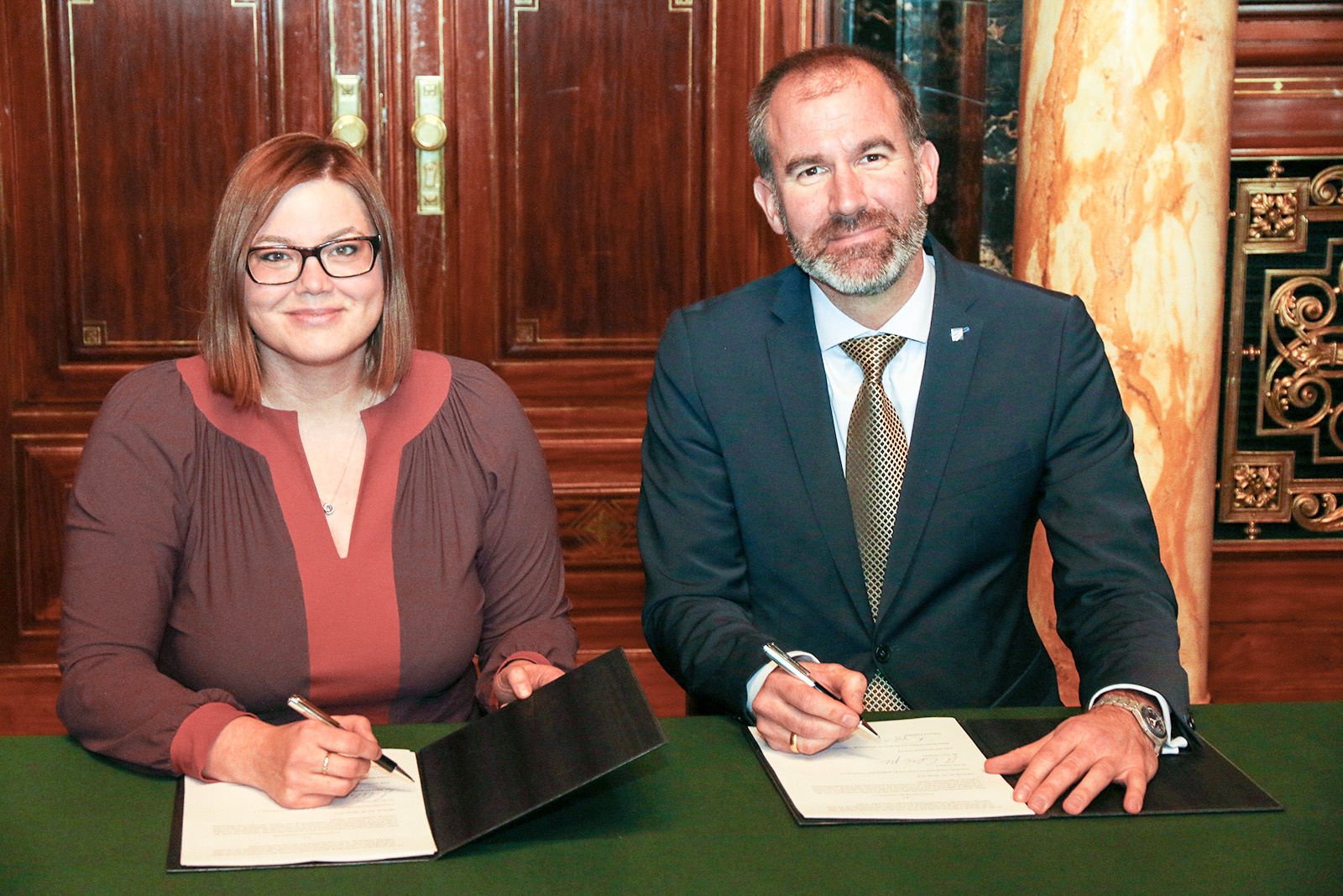 Katharina Fegebank, Zweite Bürgermeisterin der Freien und Hansestadt Hamburg und Senatorin für Wissenschaft, Forschung und Gleichstellung und Dr. Raoul Klingner, Direktor Forschung der Fraunhofer-Gesellschaft, bei der Unterzeichnung der Standortvereinbarung zum Ausbau des Forschungsstandorts Hamburg. © Freie und Hansestadt Hamburg