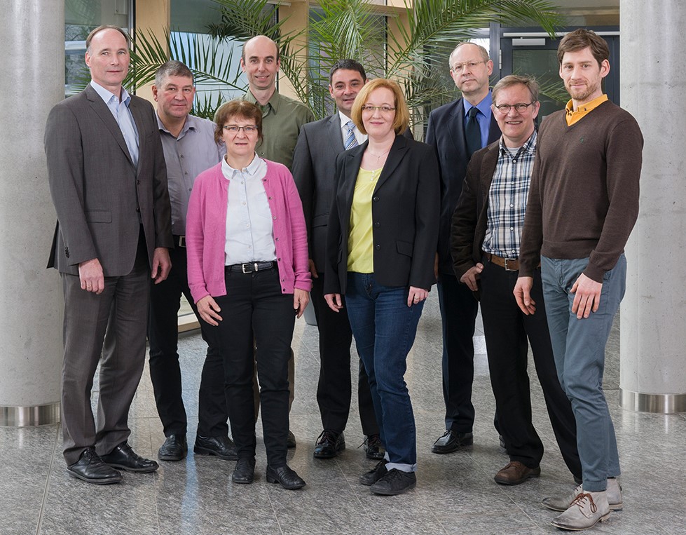 Team um Dr. Ramona Eberhardt (Dritte von links), das mit Industriepartnern und der Universität Jena das Potenzial freiformoptischer Systeme erforscht, innovative Lösungen vorgestellt und die Fertigungsmethoden weiterentwickelt haben. 